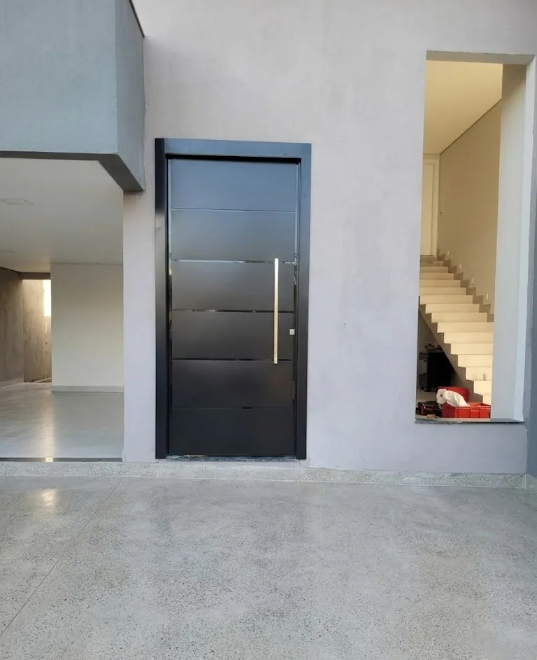 Porta pivotante de pé-direito alto em hall residencial de luxo em Brasília-DF